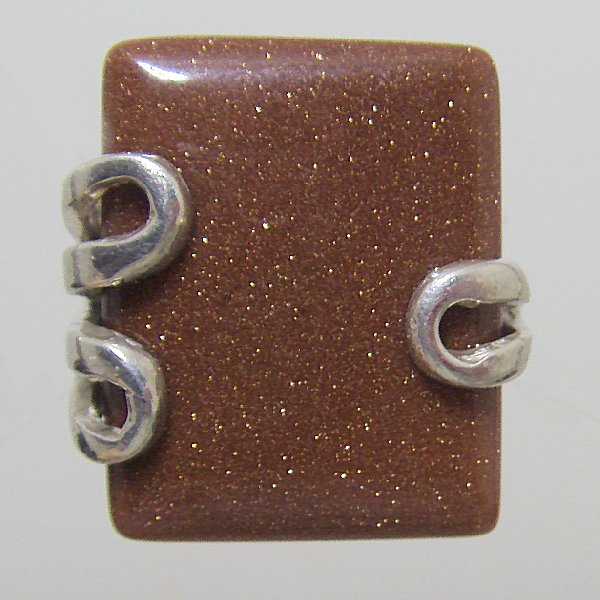 (r1255)Anillo de plata con piedra rectangular marrn.